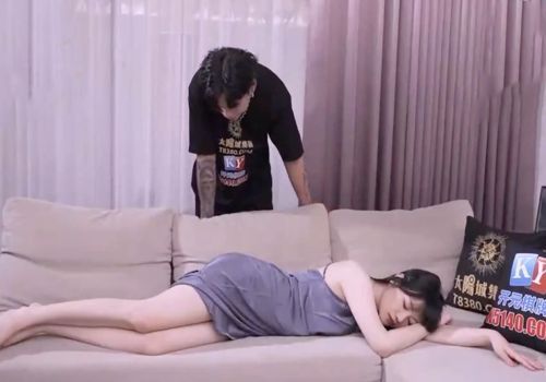 Cậu con tranh thủ mây mưa mẹ kế gợi cảm lúc ngủ