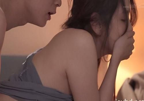 Chị gái tốt bụng yên lặng khi cậu em đút trộm vào lồn